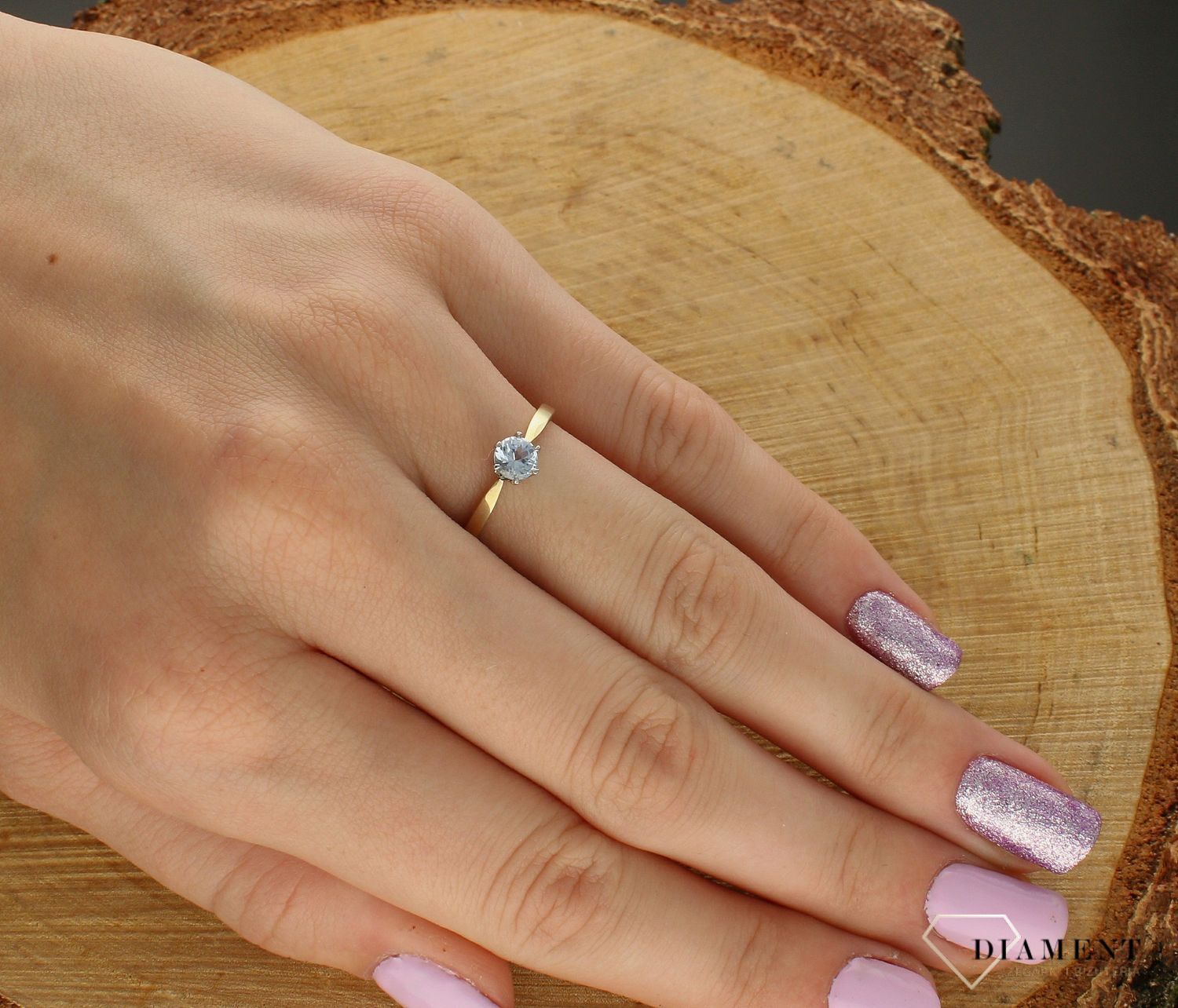 Złoty pierścionek 333 z cyrkonią zaręczynowy PI 3973B 333. Złoty pierścionek z cyrkonią. Złoty pierścionek zaręczynowy. Złoty pierścionek na każdą okazję. Złoty pierścionek idealny dla ukochanej. Złoty pi.jpg